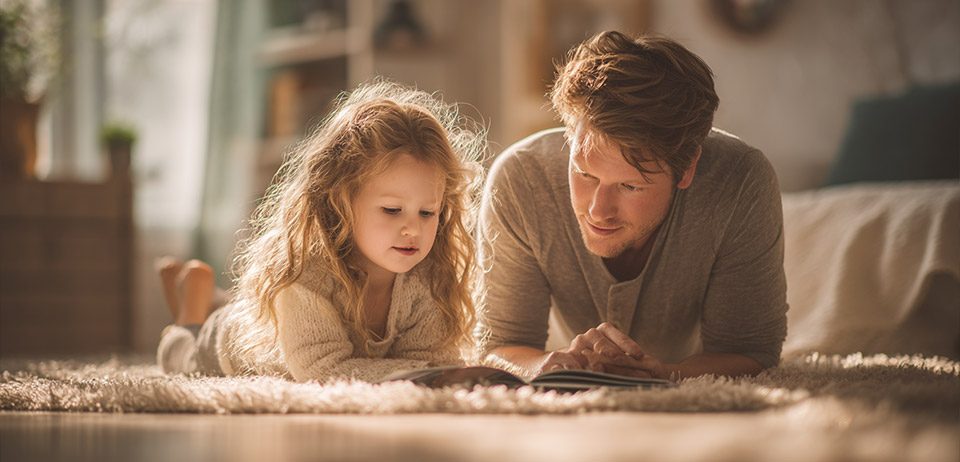 Vater liest Kind Buch vor – Kinderwunschklinik kindgerecht erklären Vater und Tochter lesen gemeinsam – Kinderwunschklinik kindgerecht erklären