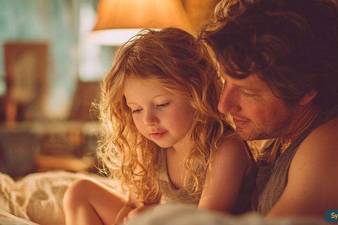 Eizellspende kindgerecht erklären Vater und Kind lesen gemeinsam ein Eizellspende-Kinderbuch – ruhige, vertraute Atmosphäre beim Vorlesen