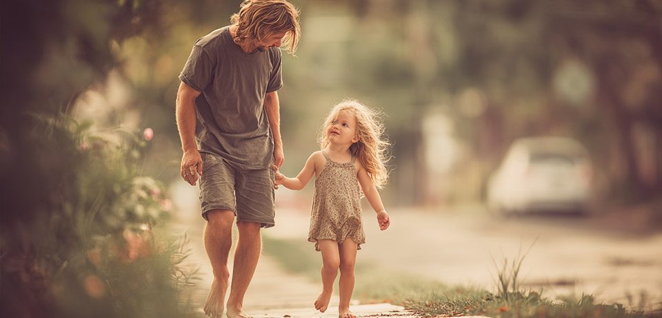 ater und Tochter gehen Hand in Hand – Spenderkind aufklären als Vertrauensbasis