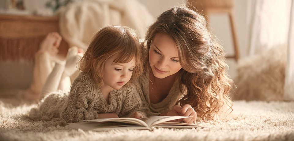 Mutter liest mit Kind ein Buch – Kinderbuch Embryospende für Familien