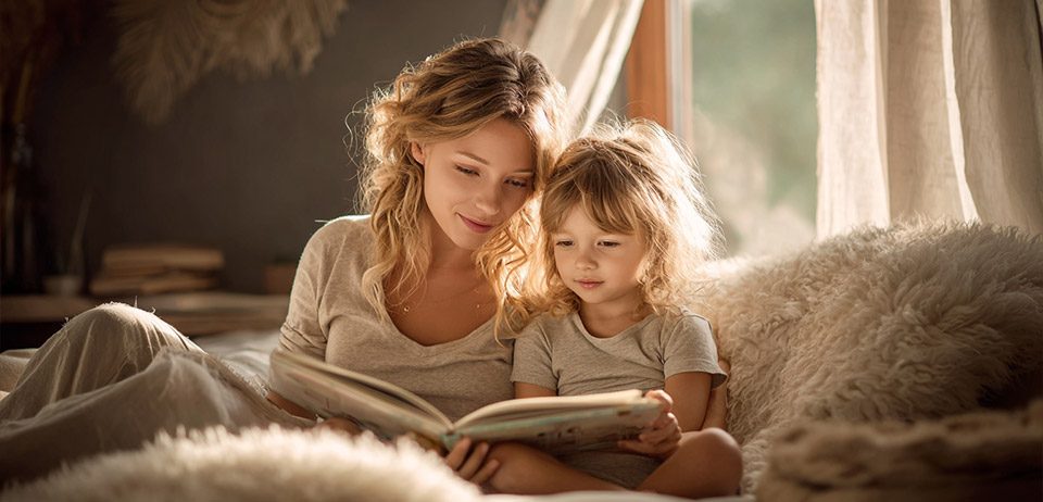 Mutter liest mit Kind ein Buch – Spenderkind kindgerecht aufklären